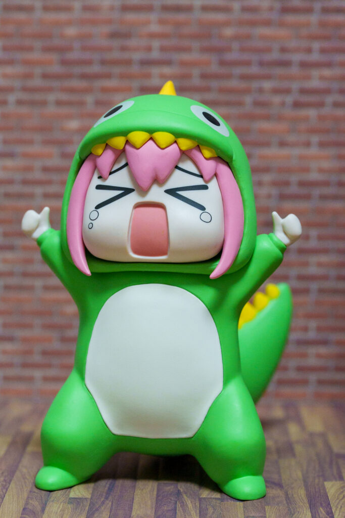 フィギュア撮影で背景に立体感を出した作例。レンガの壁と床を使って奥行きを表現した写真